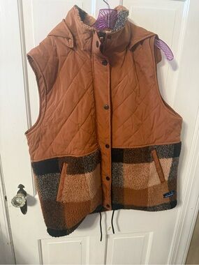 Kavu Women's Luna Peak Vest in the Hilltop Plaid or Multi Tan colorway.